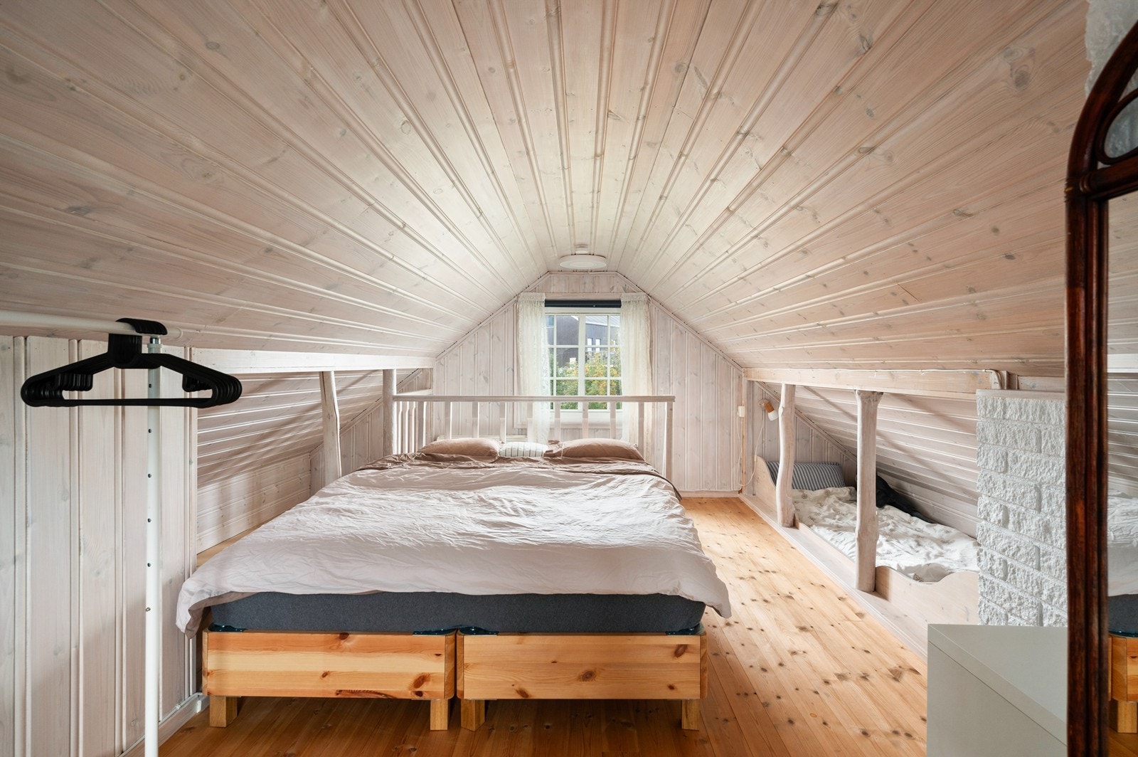 Soverom i 2. etasje. Hems er innredet uten byggemelding til kommunen og uten at nødvendig godkjennelse er gitt Galleribilde