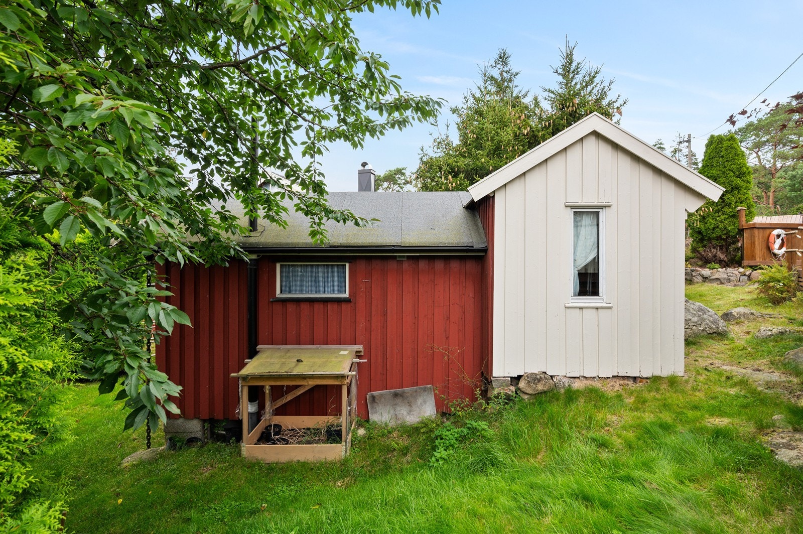 Redskapsbod er bygd sammen med naboens bod Galleribilde