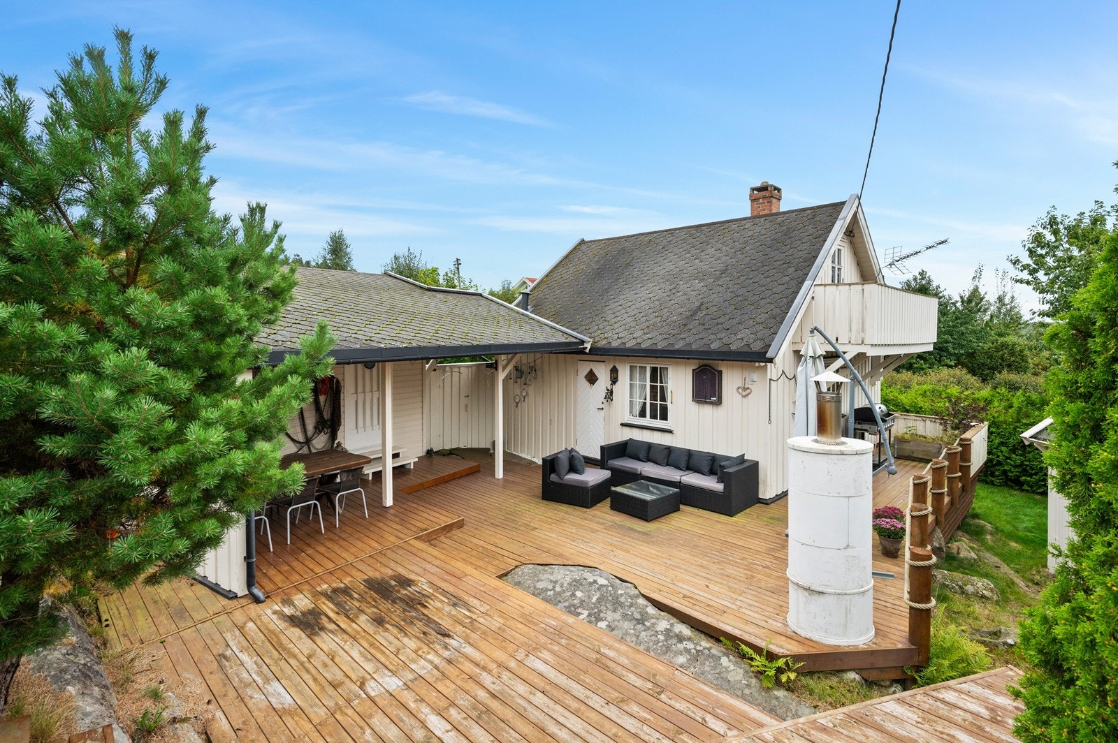 Terrassene/verandaene er delvis overbygd og går over flere nivåer Galleribilde