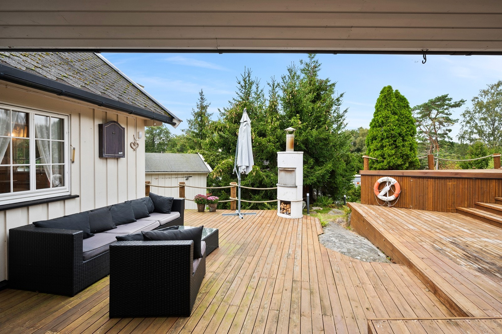 Pent opparbeidet uteområde med flere møbleringsmuligheter Galleribilde