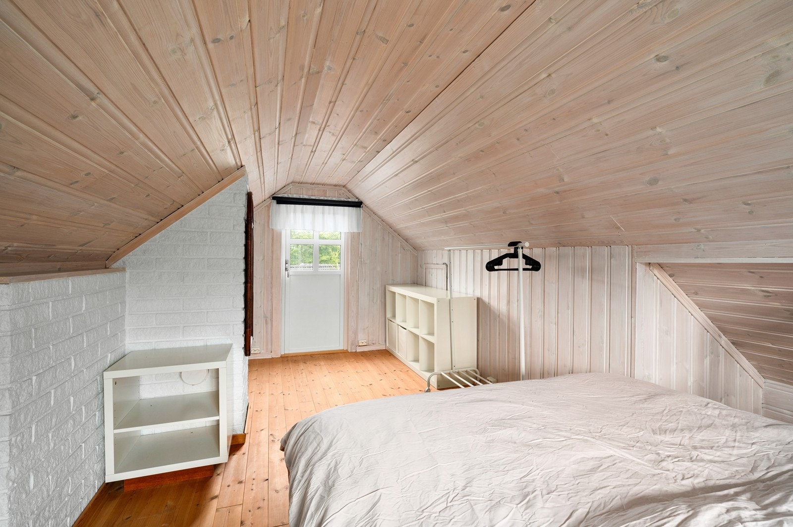 Fra dette soverommet er det utgang til luftebalkong Galleribilde