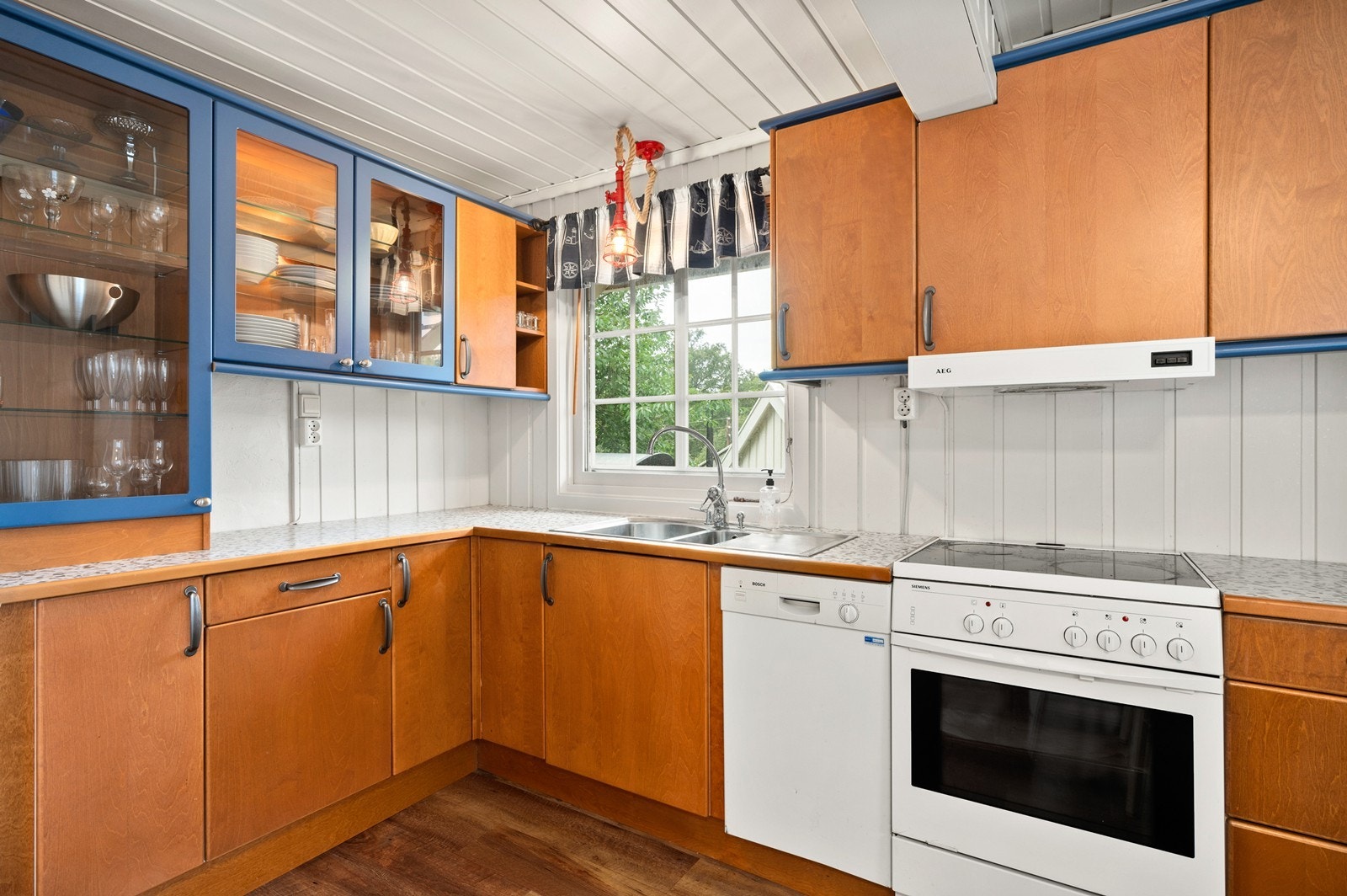 Det er kjøkkenventilator med avtrekk ut Galleribilde