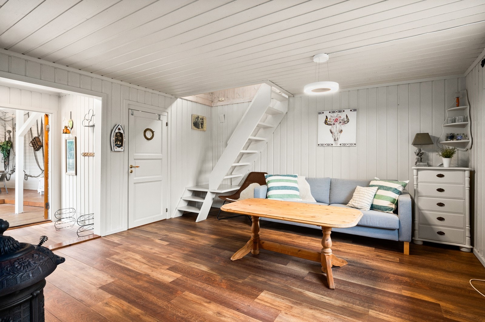 Fra stuen er det trapp opp til soverom i 2. etasje Galleribilde