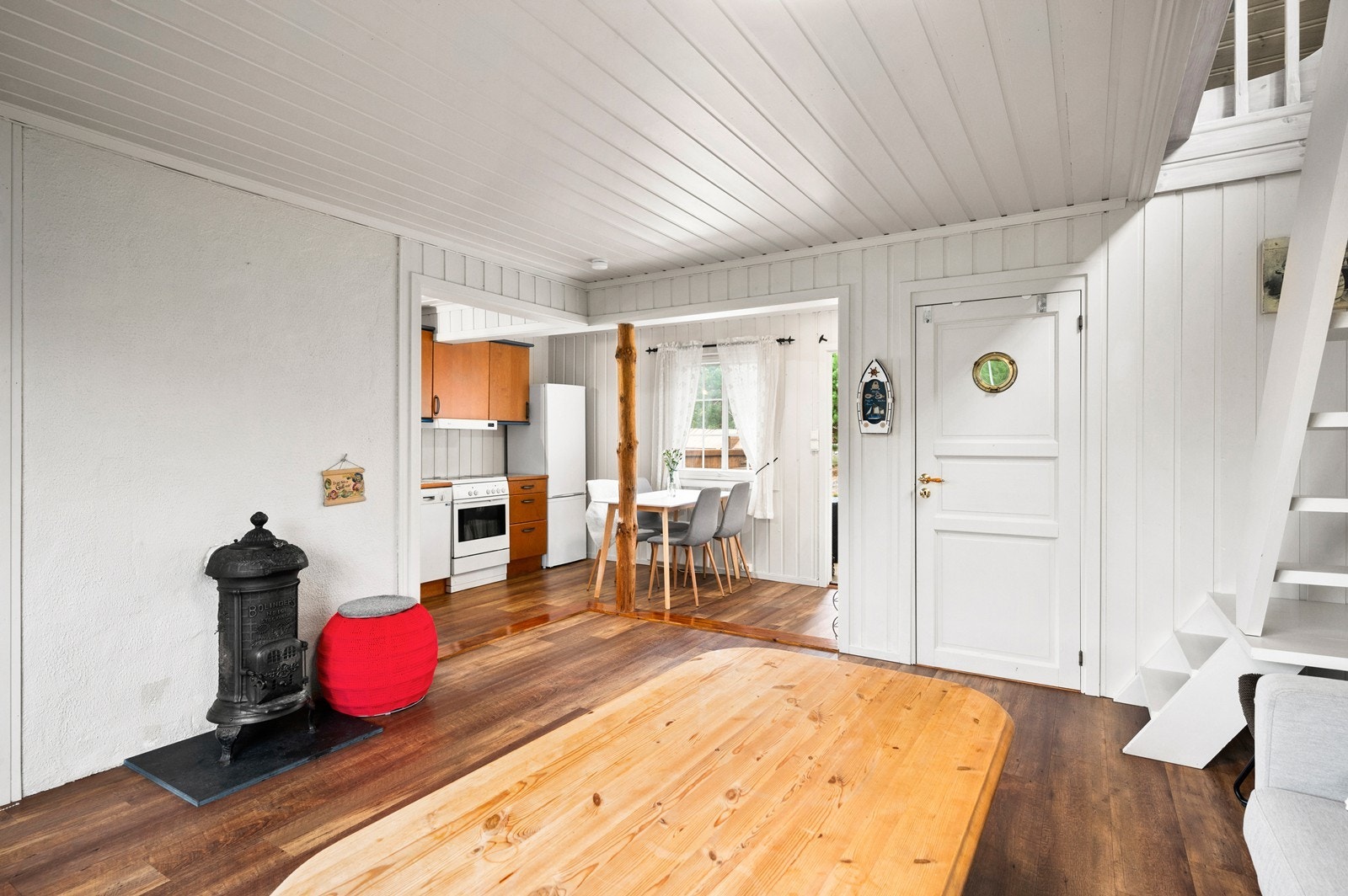 Kjøkkenet ligger i åpen løsning med stuen Galleribilde