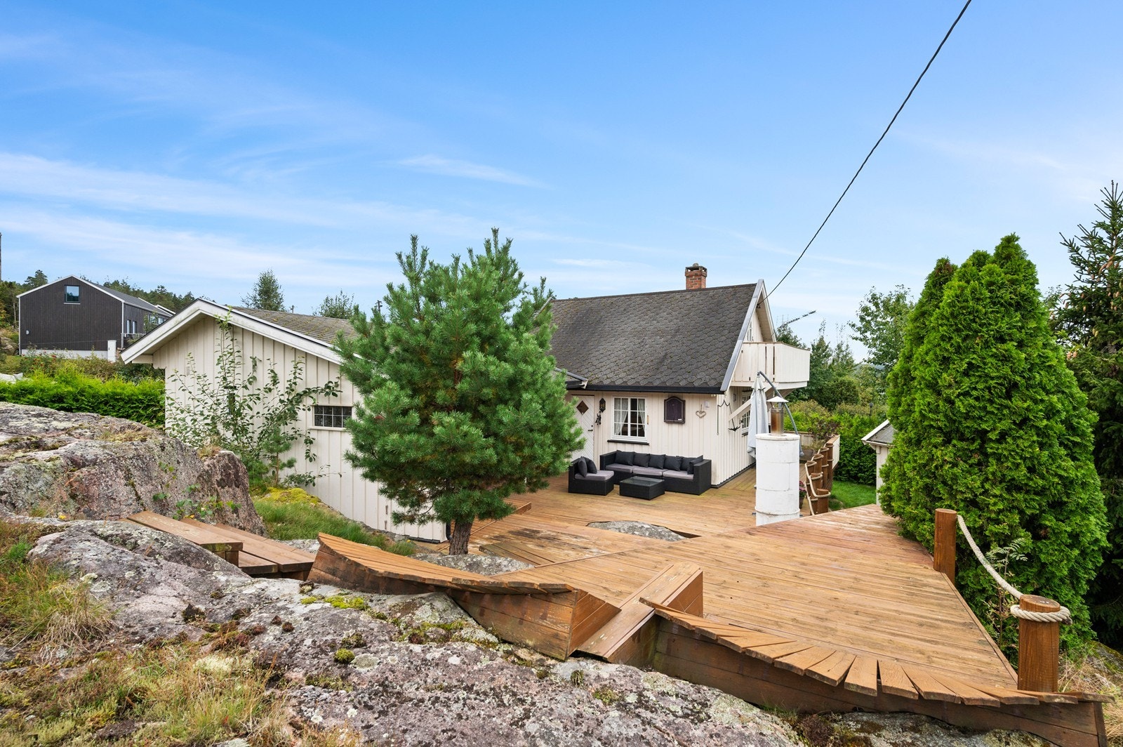 Fritidsboligen har en usjenert terrasse Galleribilde