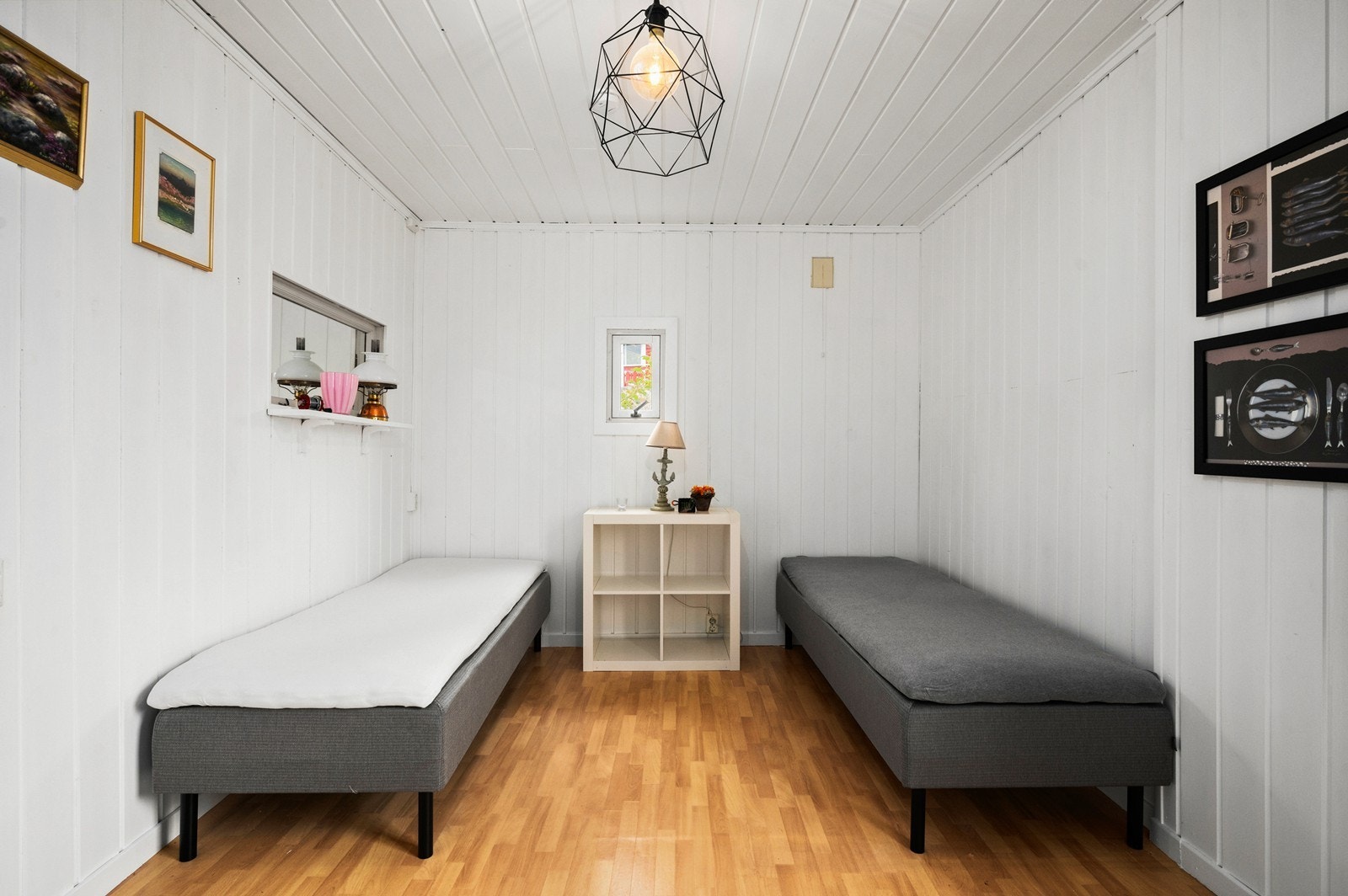 Annekset er innredet som soverom (Det foreligger ikke bygningstegninger fra Sarpsborg kommune, megler får derfor ikke undersøkt om bruken av de oppgitte annekset er godkjent) Galleribilde