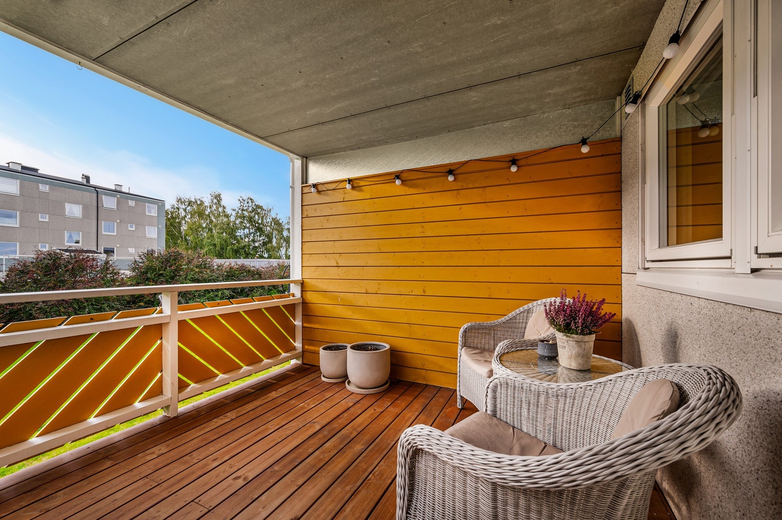 Fra stuen er det utgang til vestvendt balkong med god plass for utemøblement og grill e.l. Galleribilde