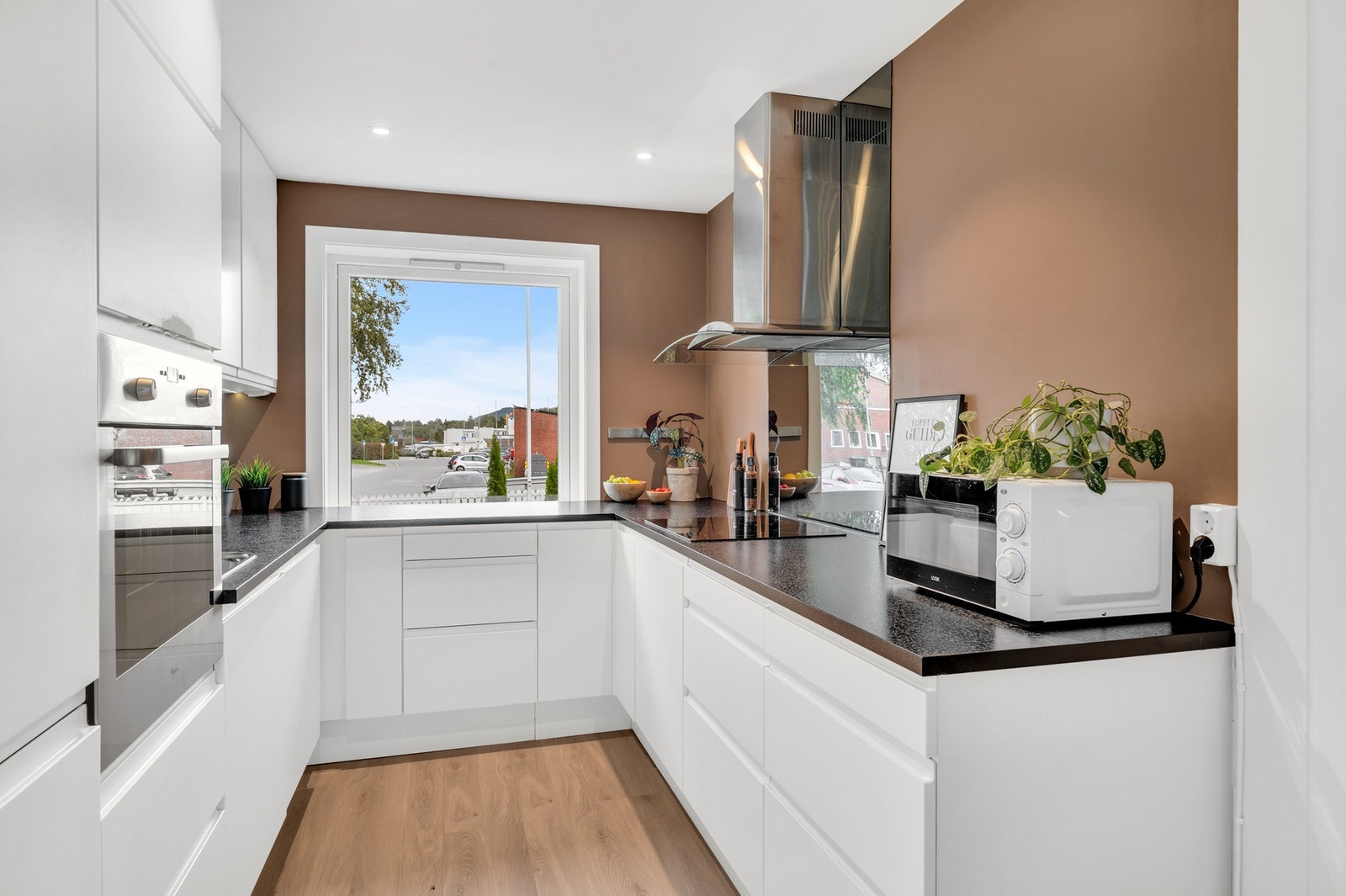 Moderne HTH-kjøkken fra 2015 som har rikelig med skap- og benkeplass. Galleribilde