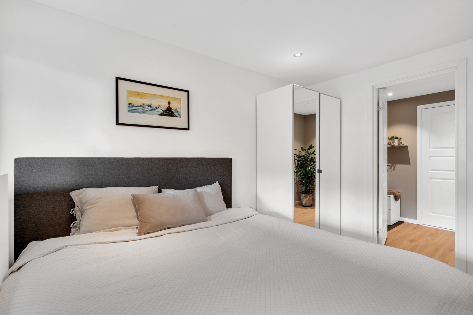 Hovedsoverommet er på hele 10 kvm med plass til stor dobbeltseng og garderobeskap. Galleribilde