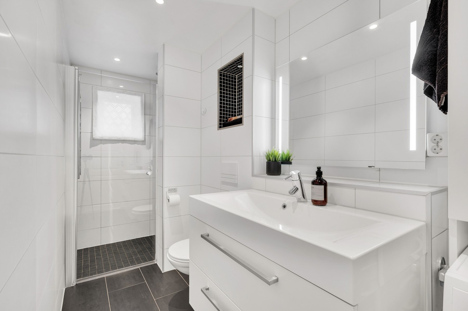 Lekkert flislagt bad fra 2015 med varmekabler i gulv. Galleribilde