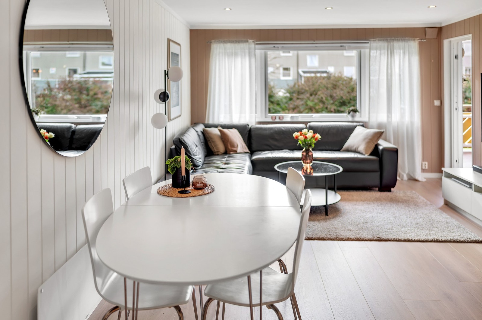 Stuen er romslig og har god plass til både spisebord og sofagruppe. Flott 1-stavs gulv fra 2024. Galleribilde