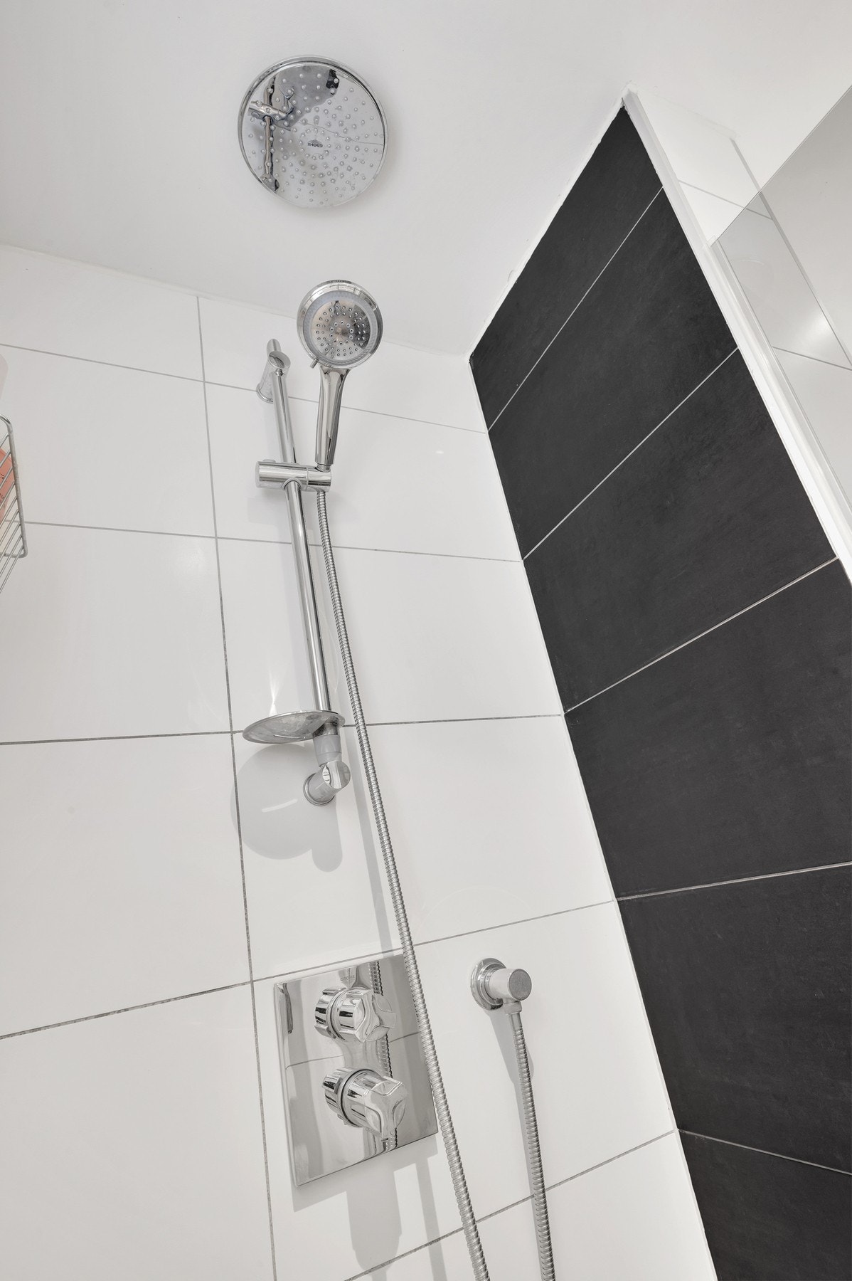 Moderne dusjnisje med troperegn i tak. Galleribilde