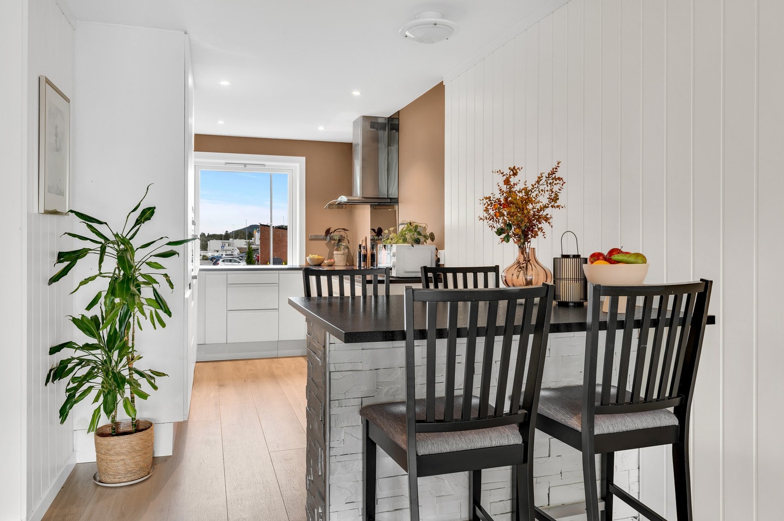 Praktisk kjøkkenøy med barløsning. Galleribilde