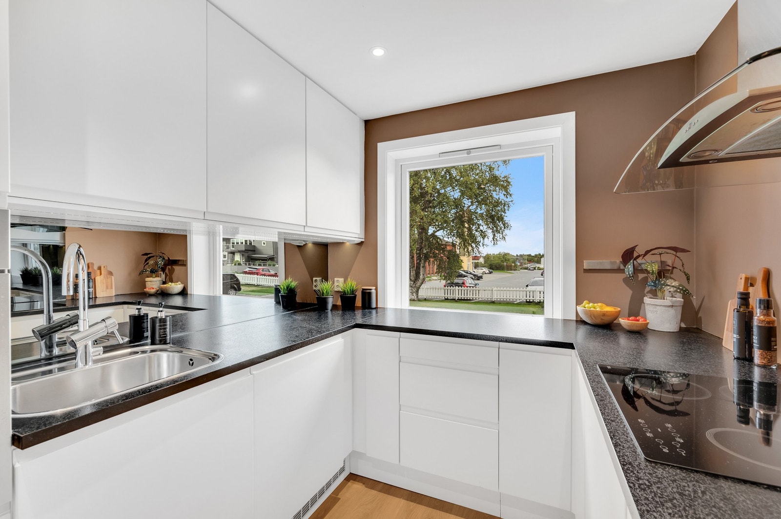 Alle vegger ble malt i tidsriktige fargetoner i 2022. Ny oppvaskmaskin i 2021. TG1 fra takstmannen. Galleribilde