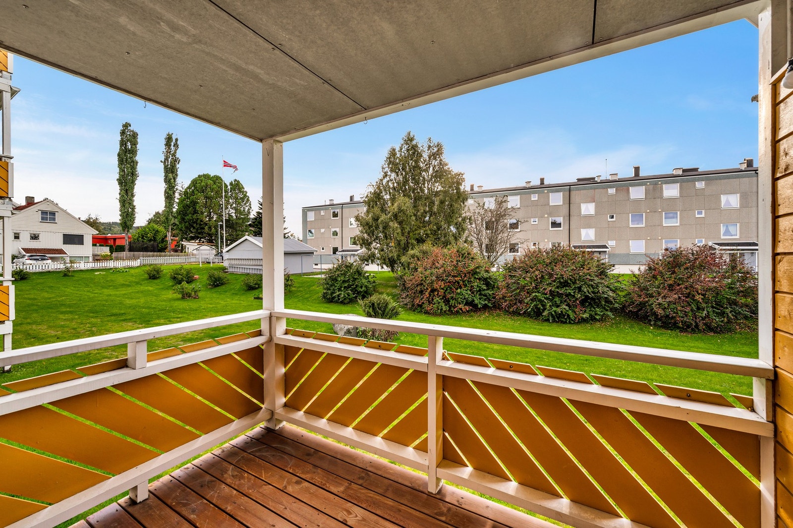 På balkongen nyter man glimrende solforhold (ca. 12:00 til 22:00) på sommerstid. Galleribilde