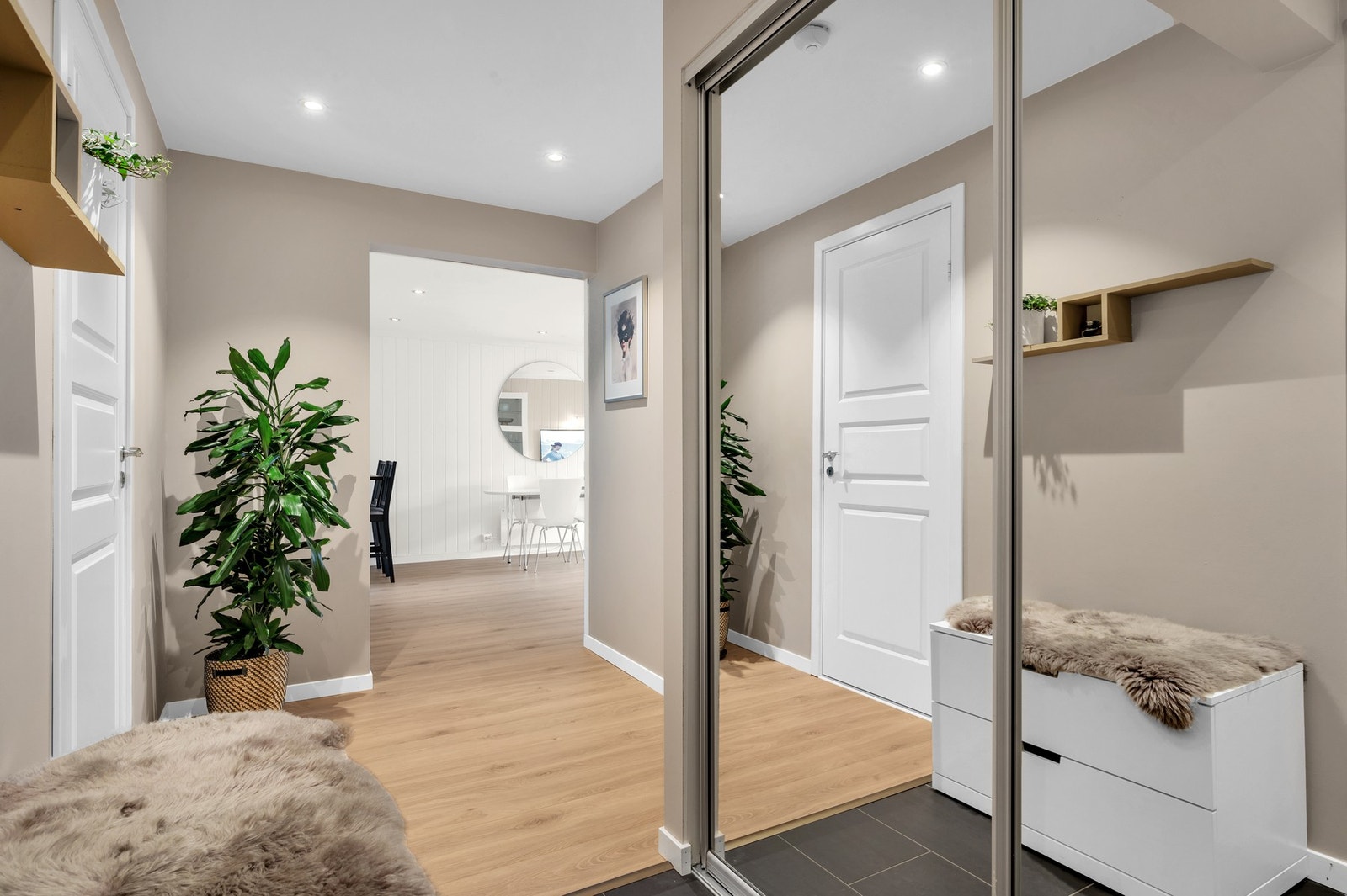 Gang/entré på 7 kvm malt i tidsriktige fargetoner. Stor skyvedørsgarderobe med speilfronter. Praktisk at soverommene ligger på hver sin side av gangen. Galleribilde