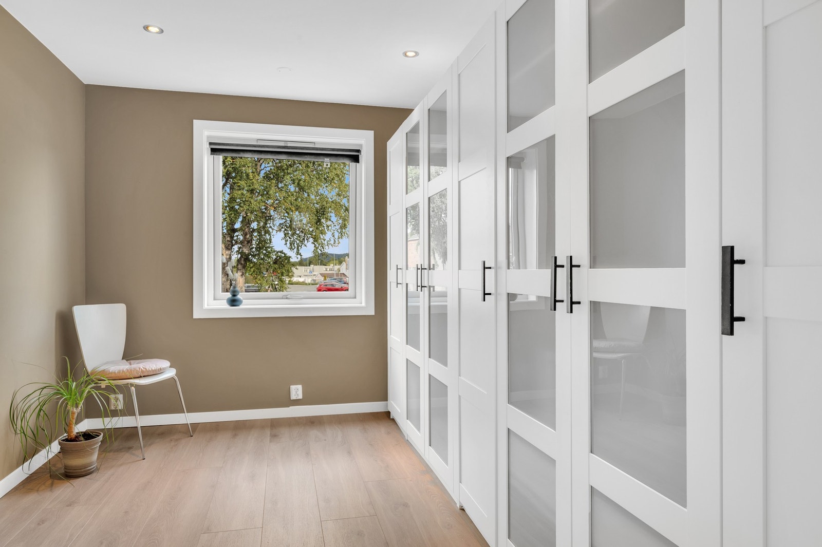 Soverom 2 er på 9,5 kvm, også her har man plass til både dobbeltseng og garderobeskap. Galleribilde