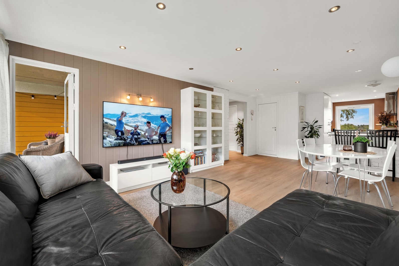 Store vindusflater i begge ender gir et godt gjennomlys. Det er pipeløp i leiligheten og mulig å sette inn vedovn. Galleribilde