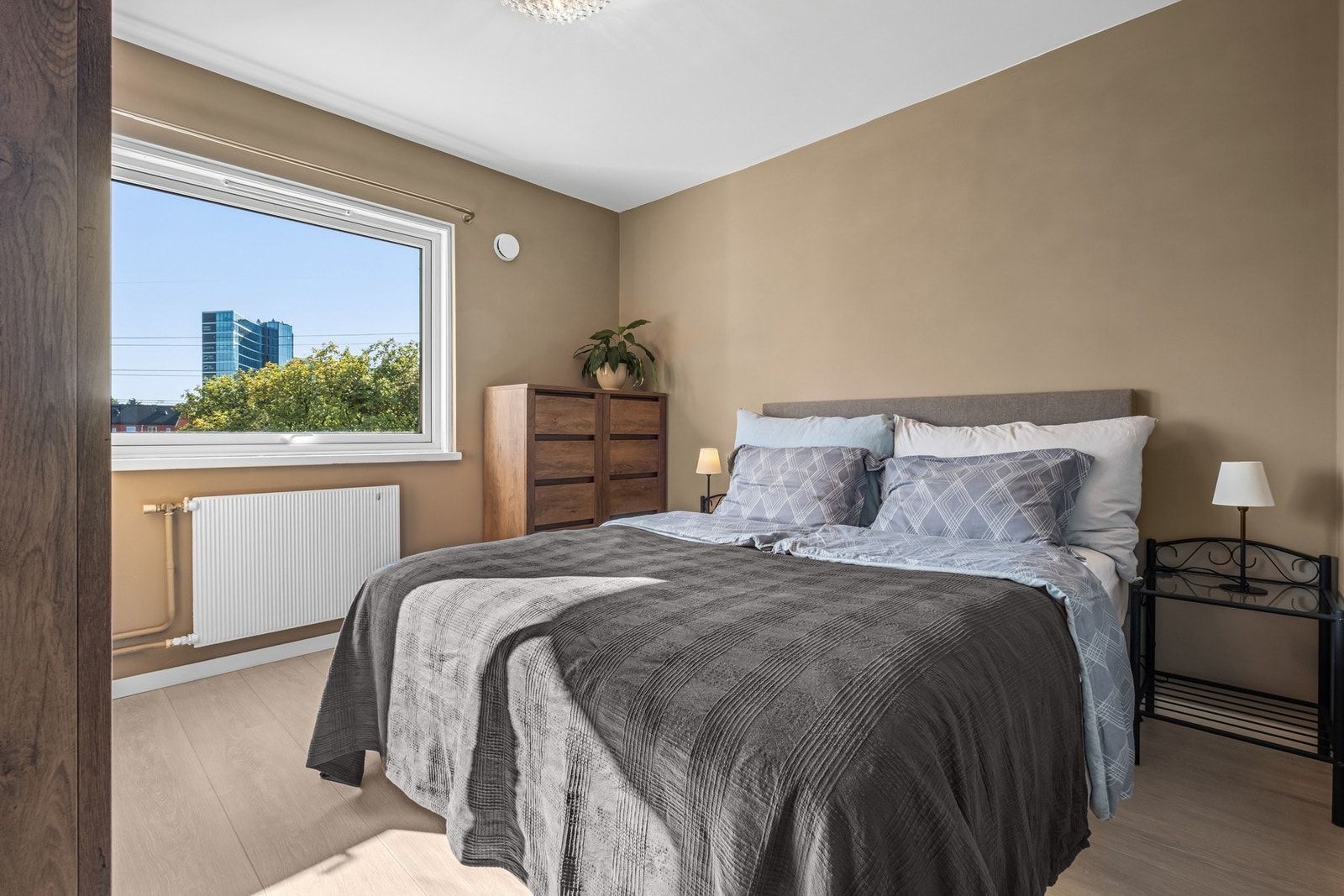 Begge soverommene er pusset opp i 2020/2021 med 1-stavs laminatgulv og glatte malte overflater i behagelig fargevalg! Galleribilde