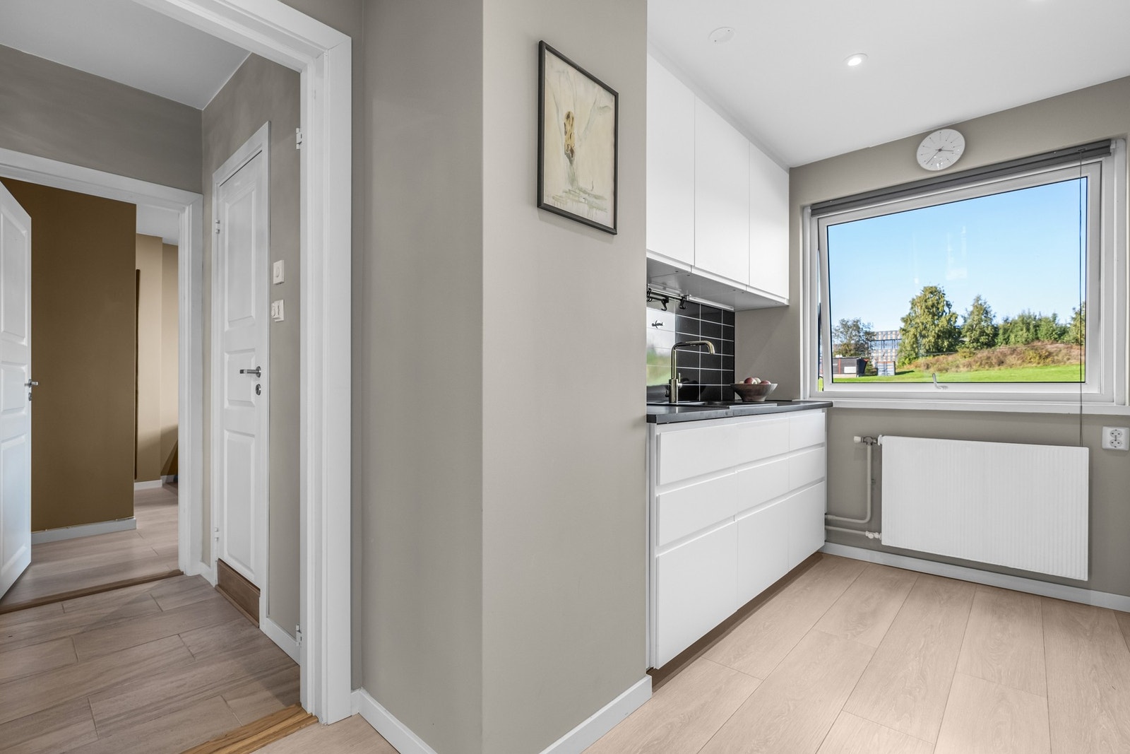 Kjøkken adskilt fra øvrige rom er noe de fleste ønsker seg. Her også med fin utsikt. Galleribilde