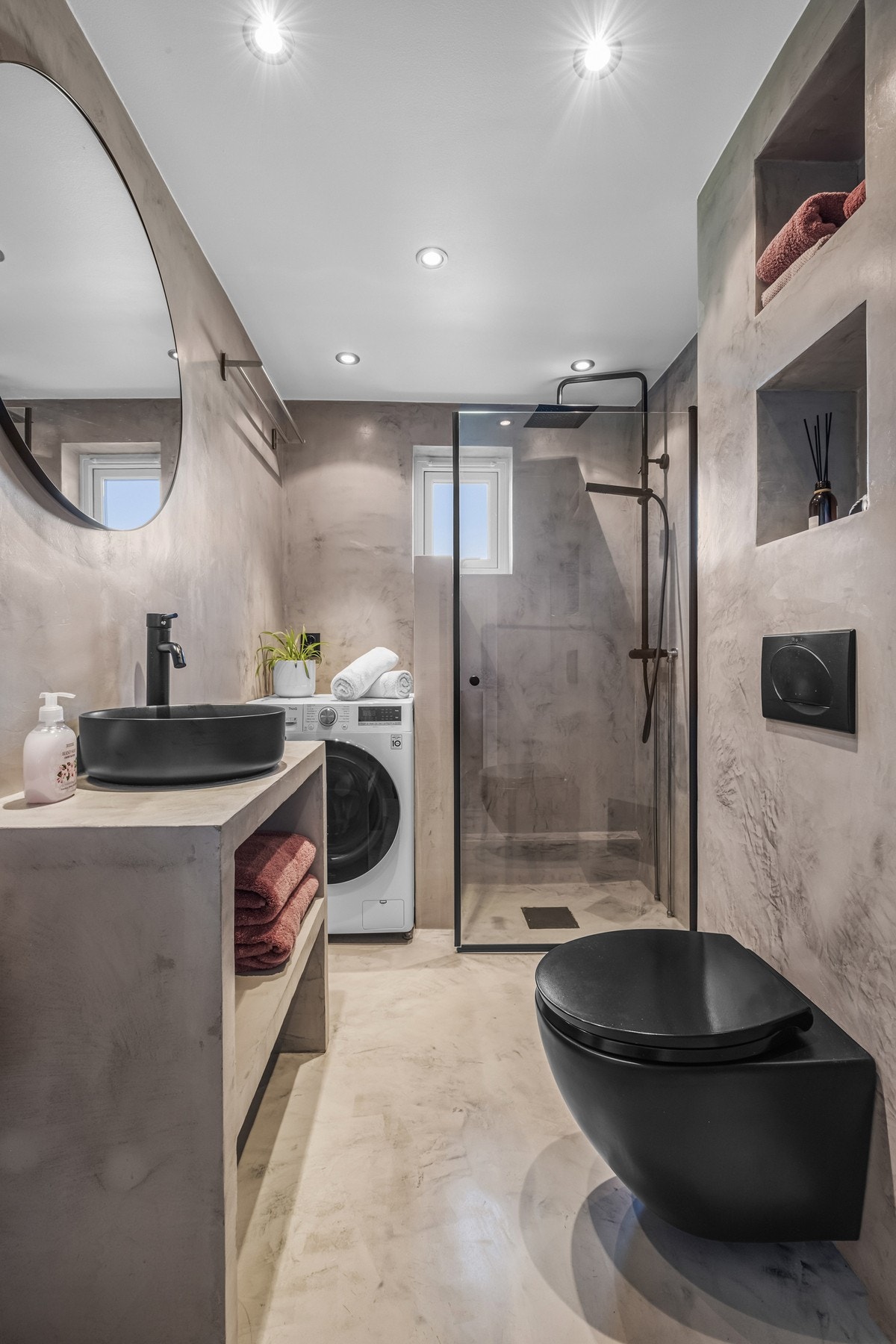 Boligen har et flott baderom med gulvvarme, downlights og opplegg for vaskemaskin! Modernisert i 2020/2021. Galleribilde