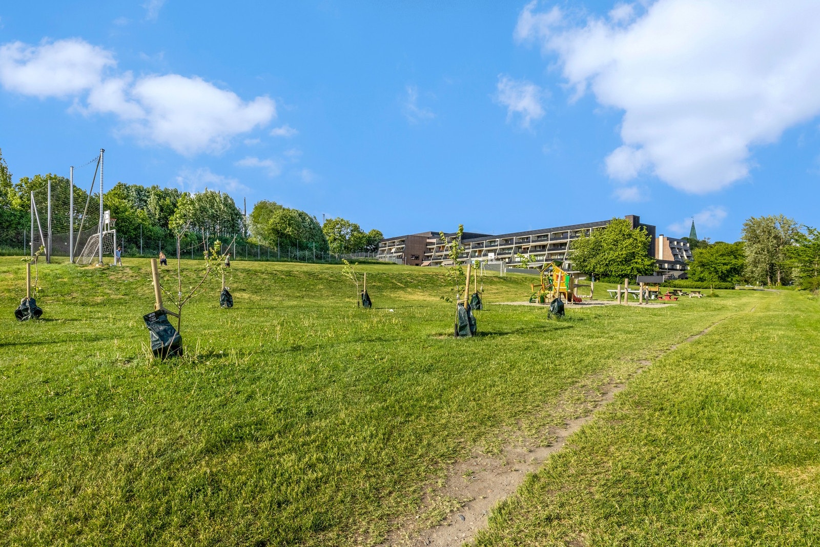 Fotballbane og lekeområder rett ved boligen. Galleribilde