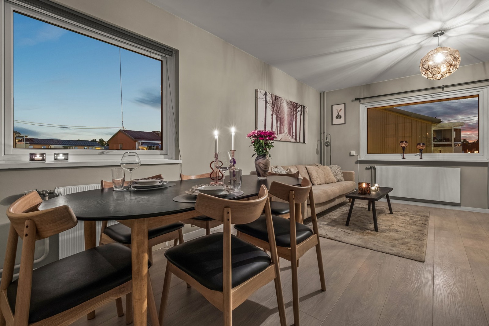 Hyggelig kveldsstemning i stuen. Galleribilde