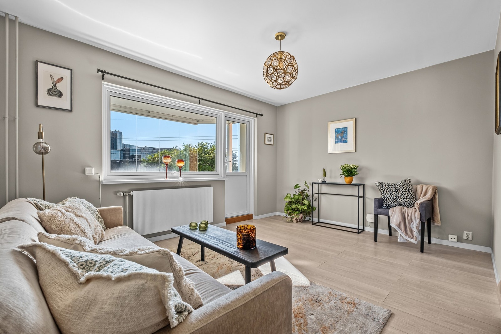 Det er plass til større sofagruppe med tilhørende TV-benk på vegg ovenfor. Og i hjørne kanskje en kontorpult. Galleribilde