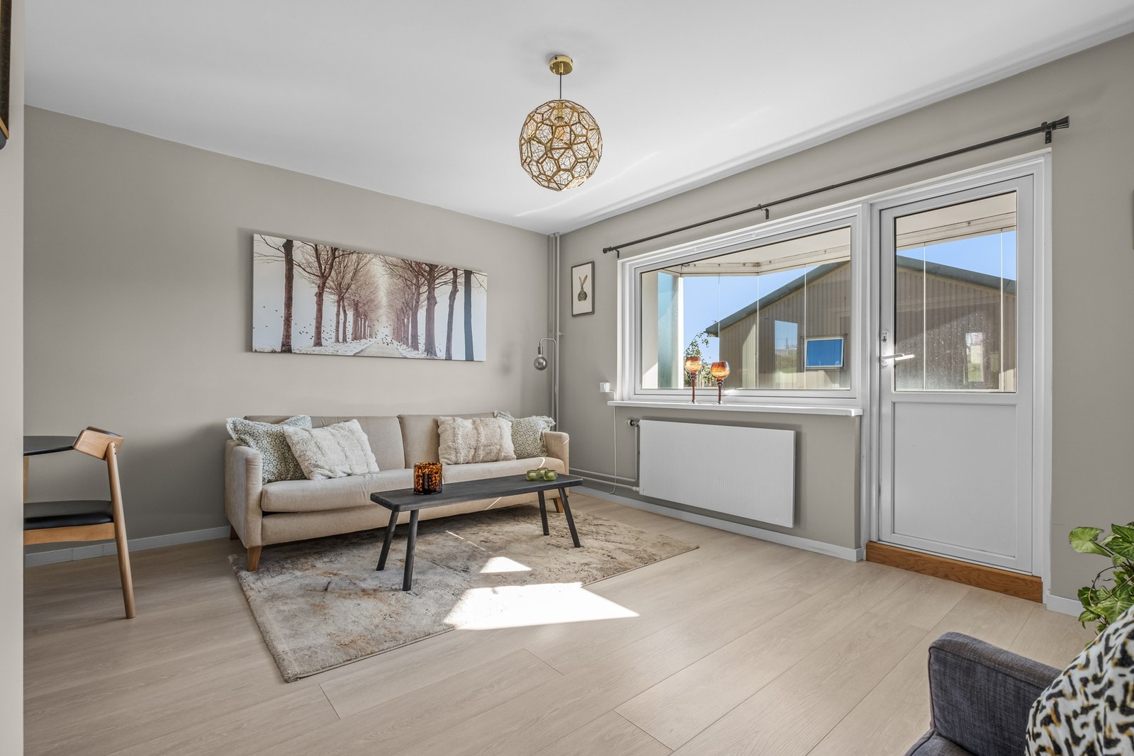 Stuen ble også pusset opp i 2020/2021 med 1-stavs laminatgulv og glatte malte overflater. Galleribilde