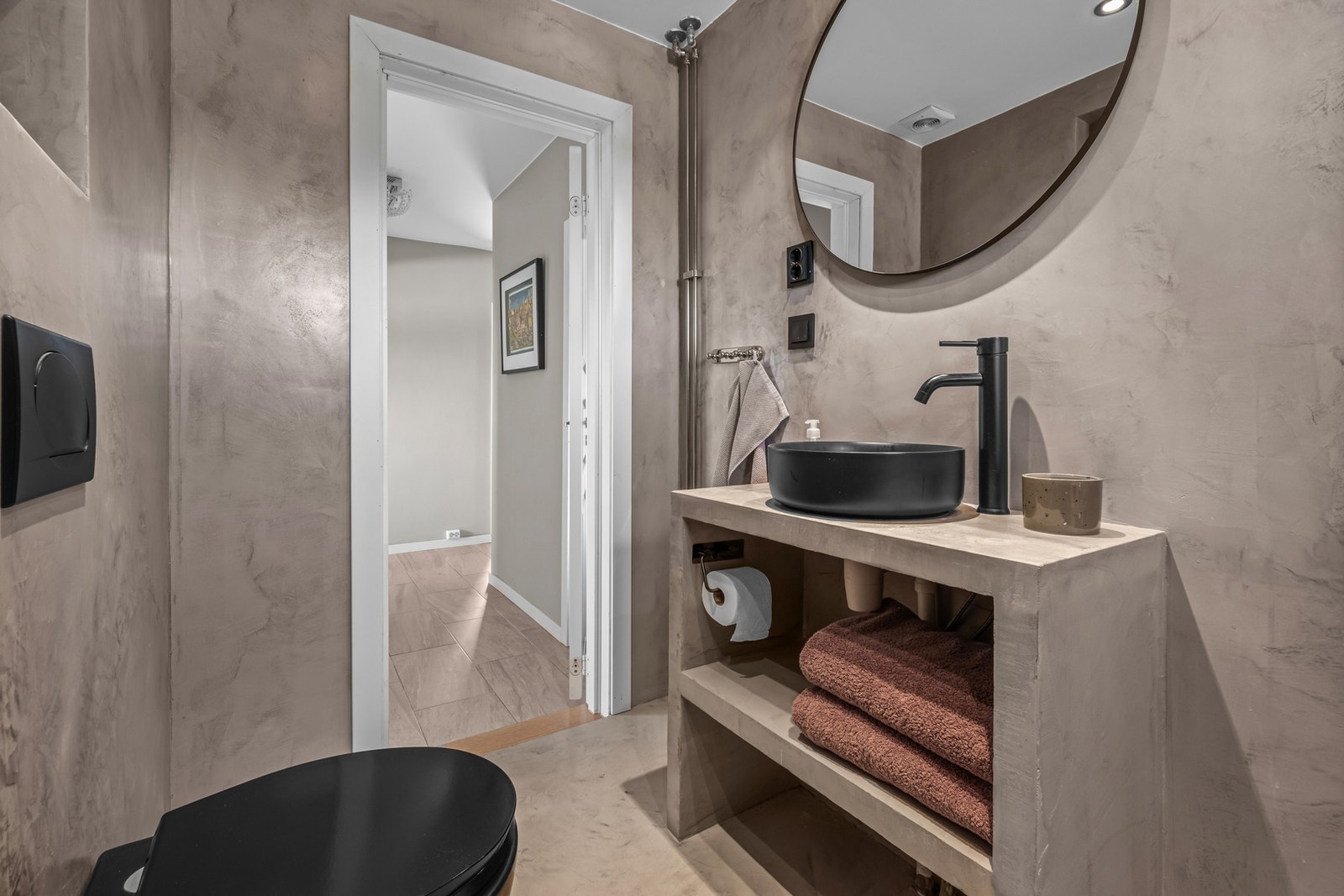 I mellomtiden kan du nyte et flott baderom med kule og praktiske løsninger. Innredninger kan gjenbrukes. Galleribilde