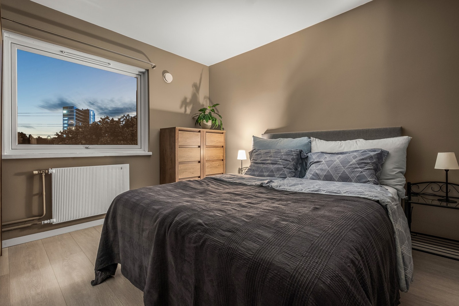 Plass til dobbeltseng med tilhørende nattbord på hver side av seng, kommode og garderobeløsning. Galleribilde