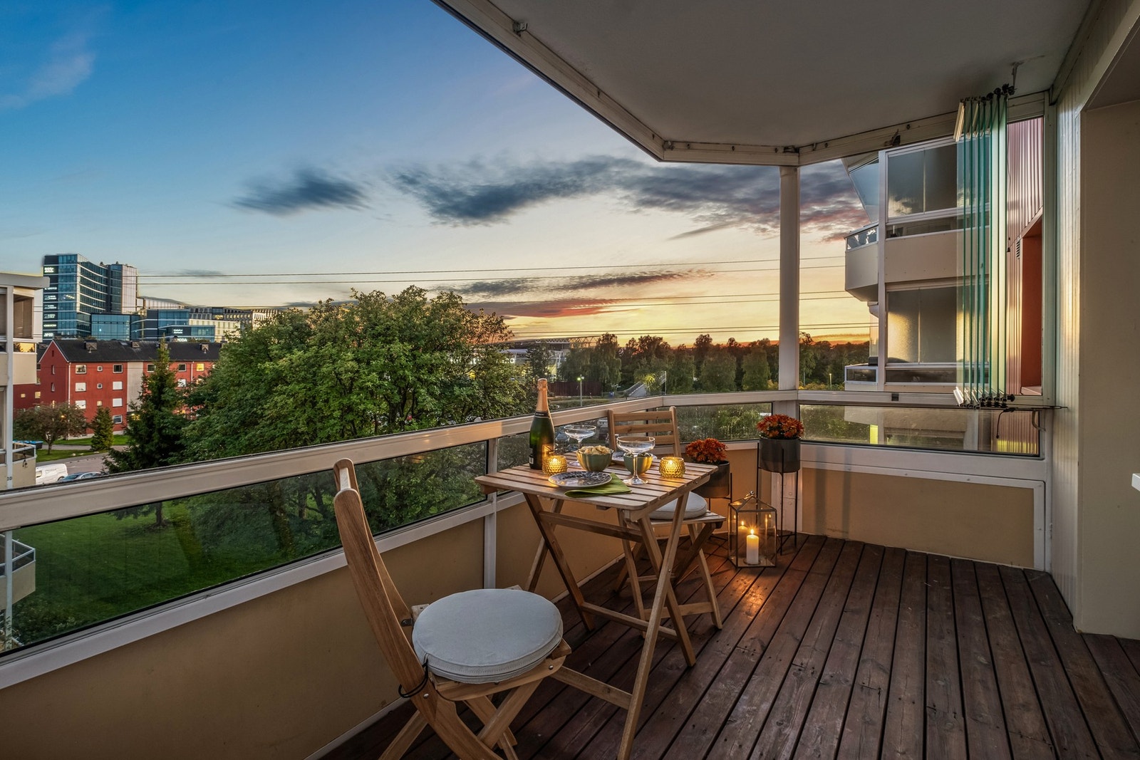 Velkommen til Kaarl Staafs vei 73 og denne svært fine 3(4)-roms leiligheten presentert av Daniel Bigom v/ PrivatMegleren! Galleribilde