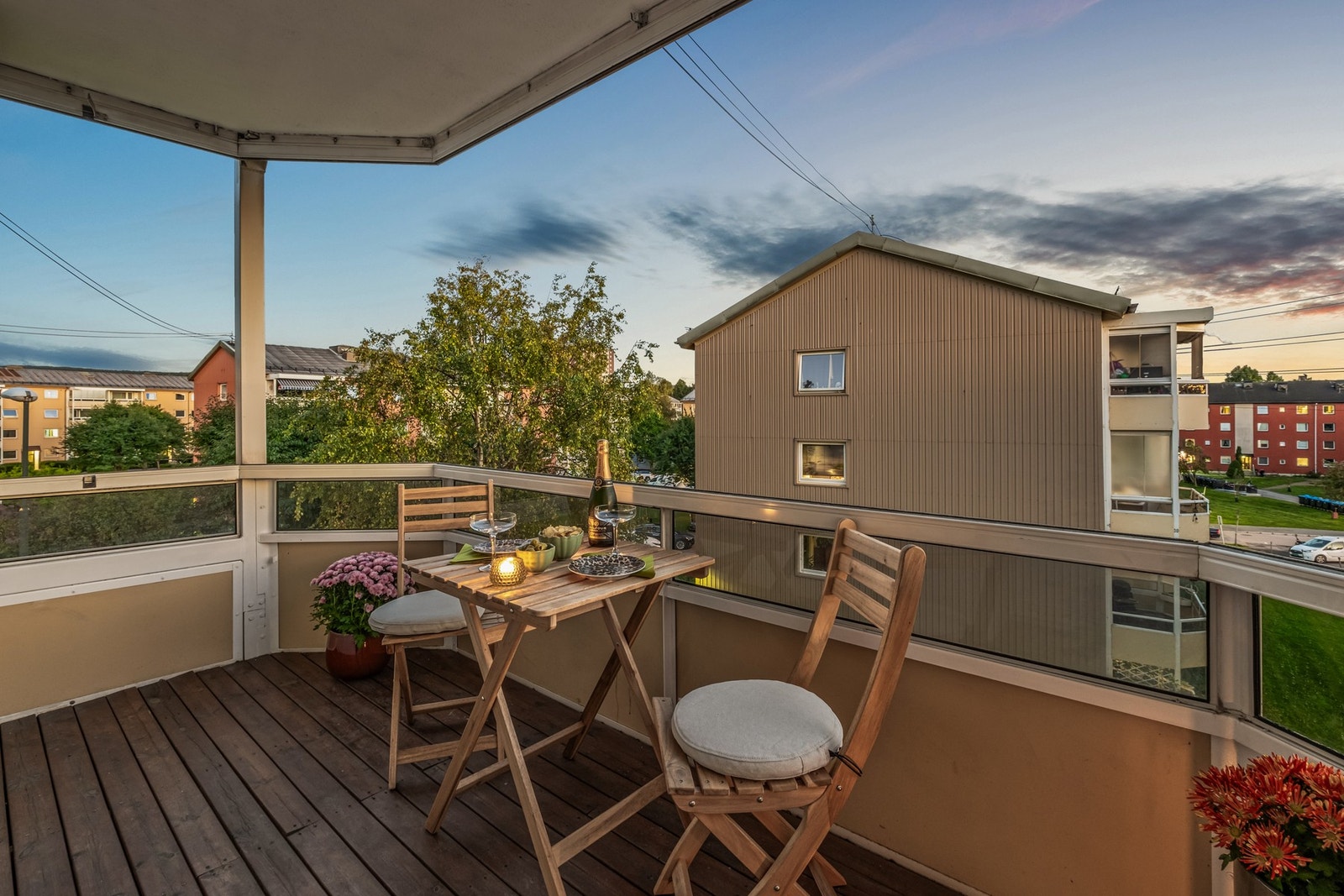 Sitt høyt og luftig med noe god grillmat og selskap. Galleribilde