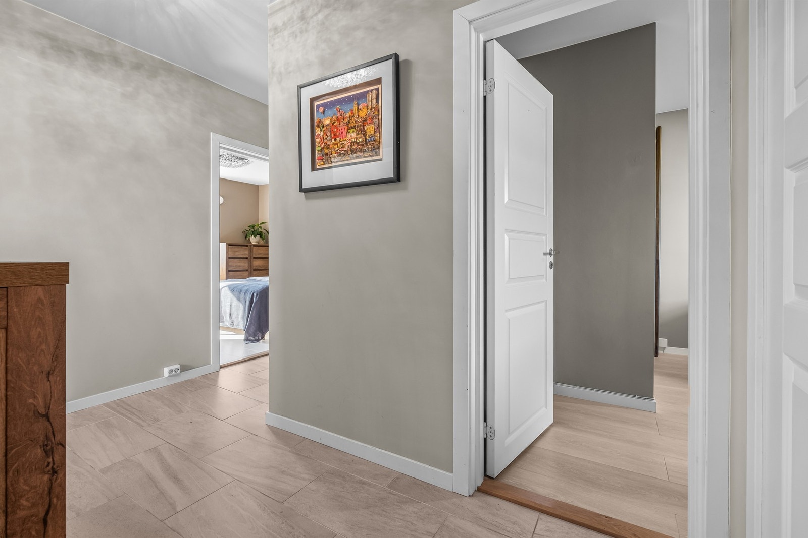 Fra gangen har du tilkomst til alle boligens rom. Galleribilde