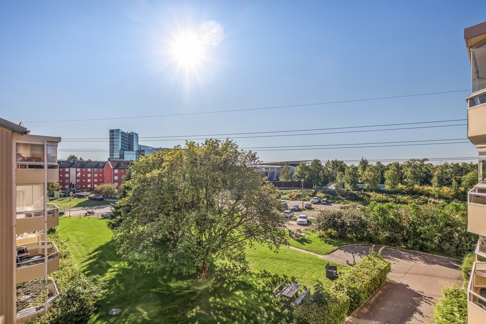 Her bor du svært sentralt, men tilbaketrukket blant flere grønne lunger og uteplasser. Galleribilde