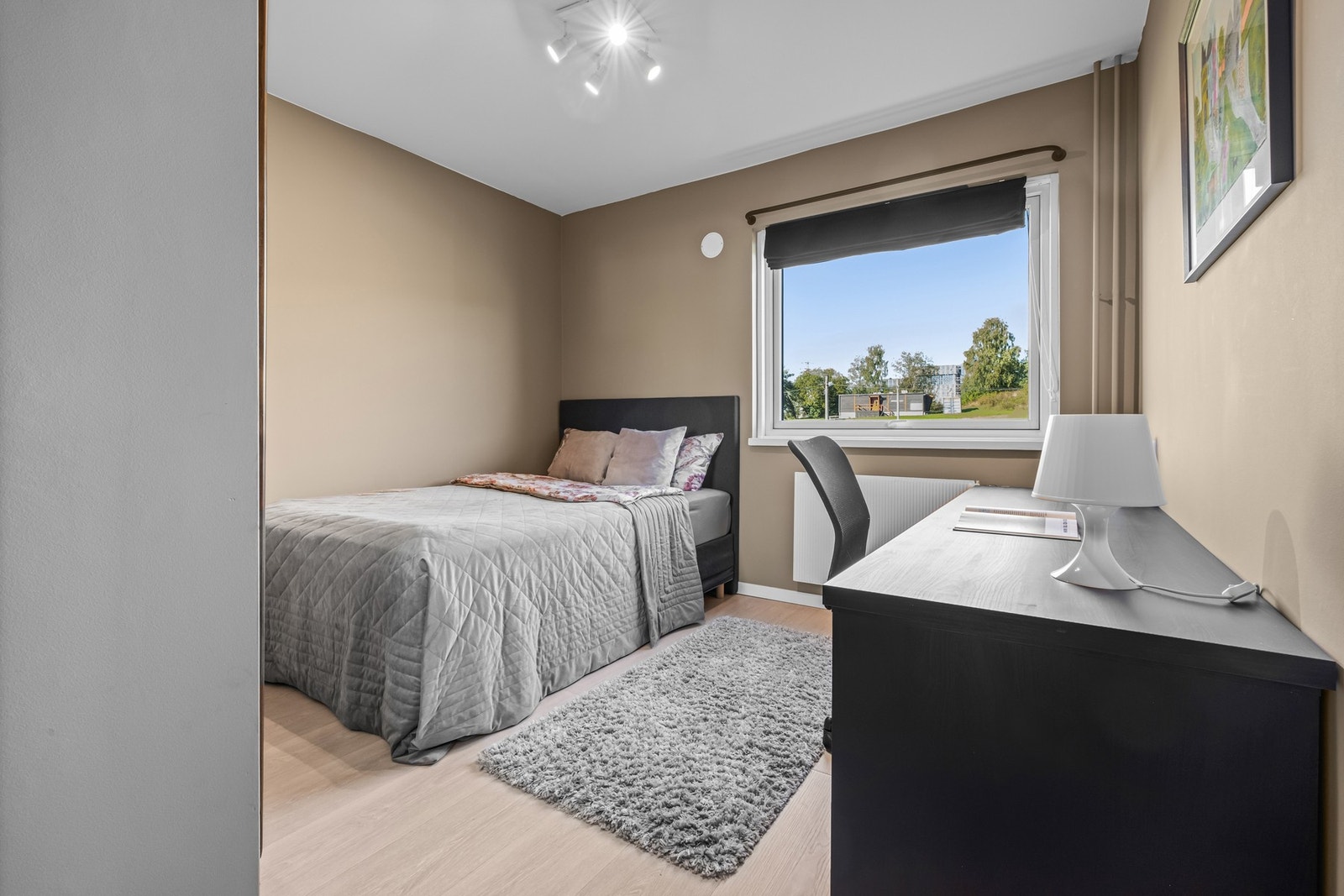 Soverom 2 har er romslig av størrelse og byr på plass til dobbeltseng, kontorpult og garderobe eller kommodeløsninger. Galleribilde