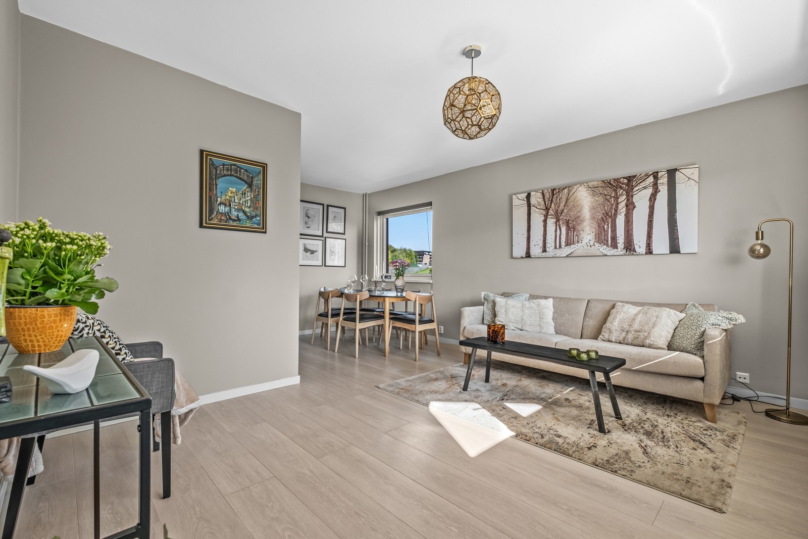 Rommet kan enkelt deles opp i soner og har bra med naturlig lysinnslipp! Galleribilde