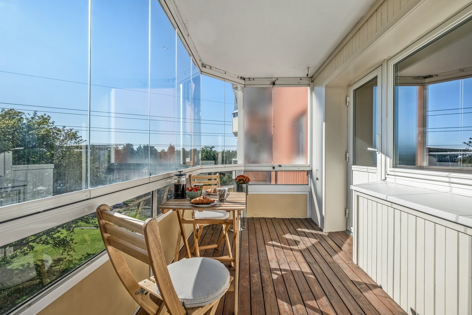 Sydvendt balkong på 8 m² med rikelig sol og god plass til det du trenger. Galleribilde