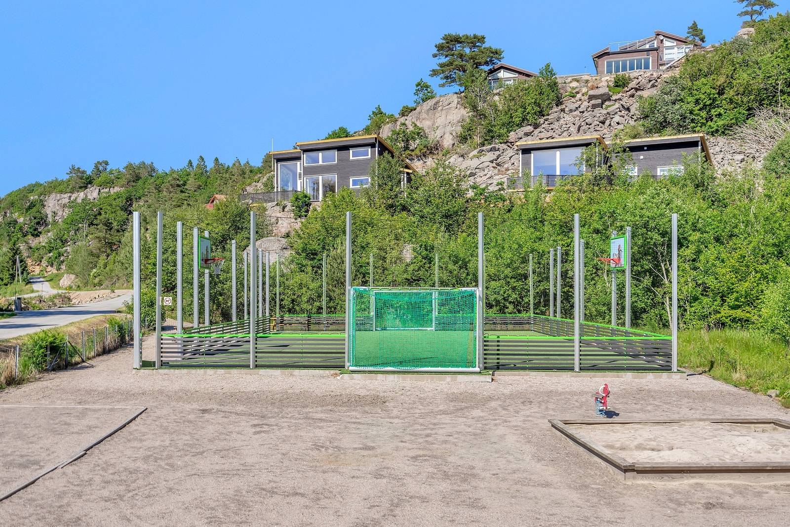 Ballbinge og lekeplass Galleribilde