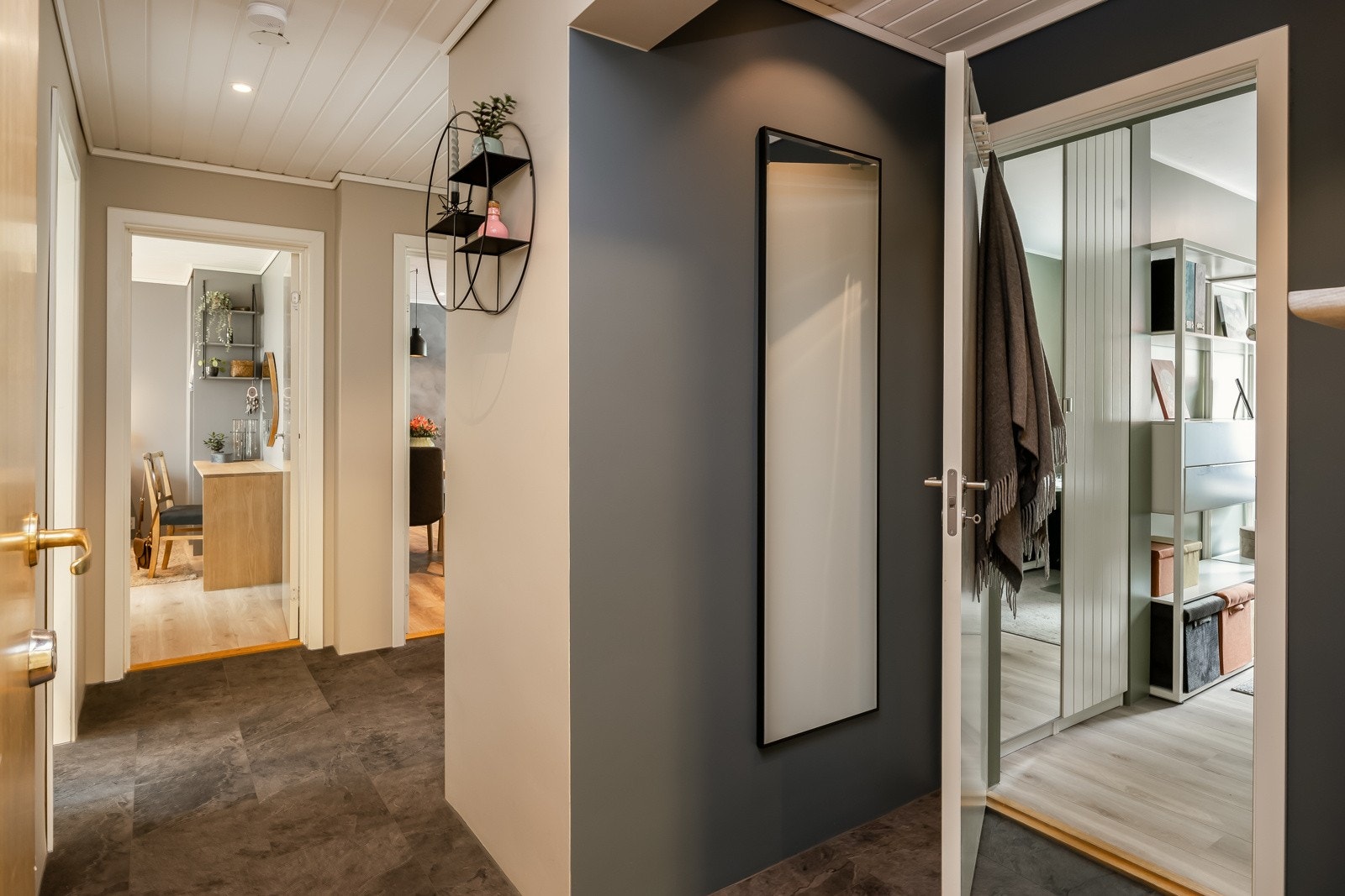 For øvrig velholdt borettslag som har skiftet tak og isolering på loft i 2014, skiftet vindu i 2012 med blikk og foringer i 2012/16, renovert pipeløp i 2024, og gjennomført brann- og el-kontroll i 2020. Galleribilde
