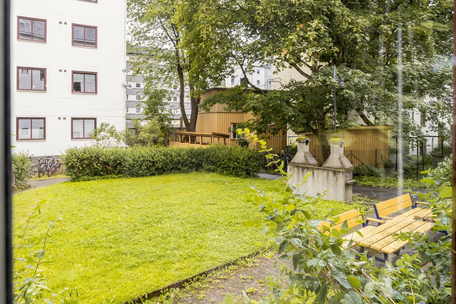 Bebyggelsen på motsatt side av bakgården skjermer for trafikkstøy. Galleribilde