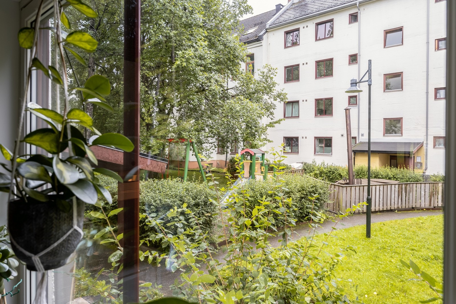 Kjøkken og hovesoverom vender ut mot den rolige bakgården med plenareal, sittegrupper, lekeplass m.m. Galleribilde