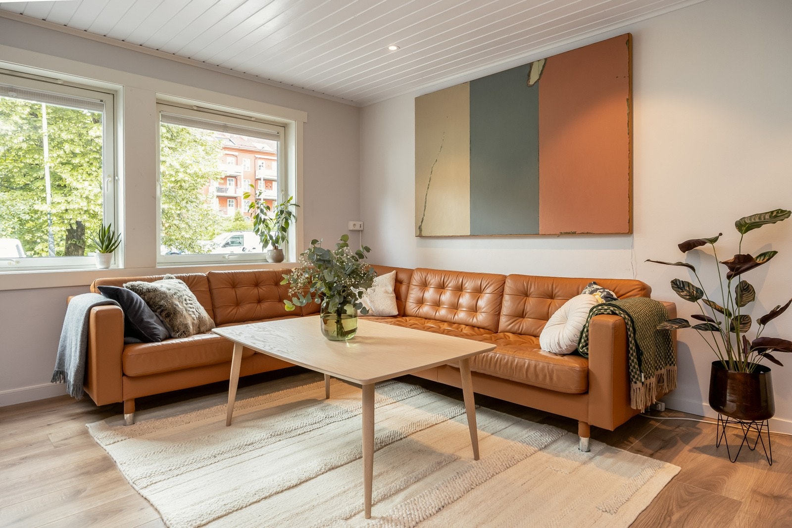 Romslig stue på ca. 20 kvm med stilrene overflater, downlights i himling og gulvvarme. Galleribilde