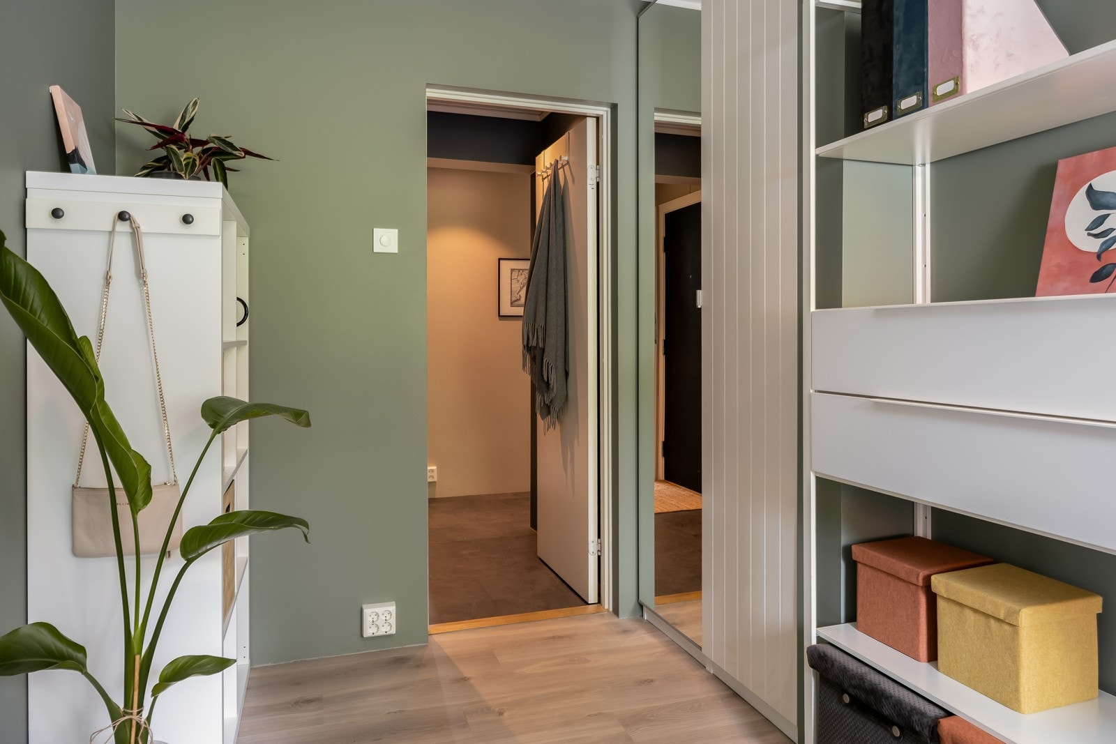 I tillegg til lagringsplass i leiligheten har boligen tilgang på totalt ca. 13 kvm bodplass i fellesarealet. Galleribilde