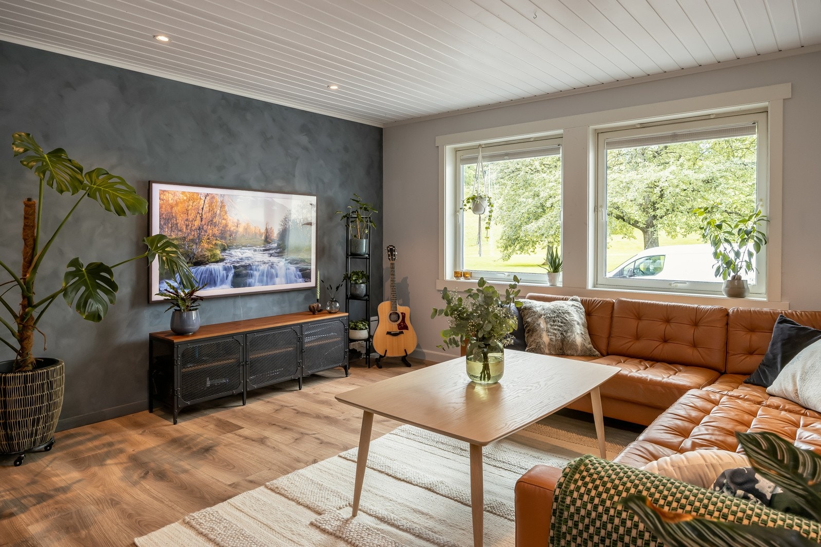 Boligen har gjennomgått vesentlig oppgradering i senere år, og fremstår med en tiltalende stil og god standard. Galleribilde