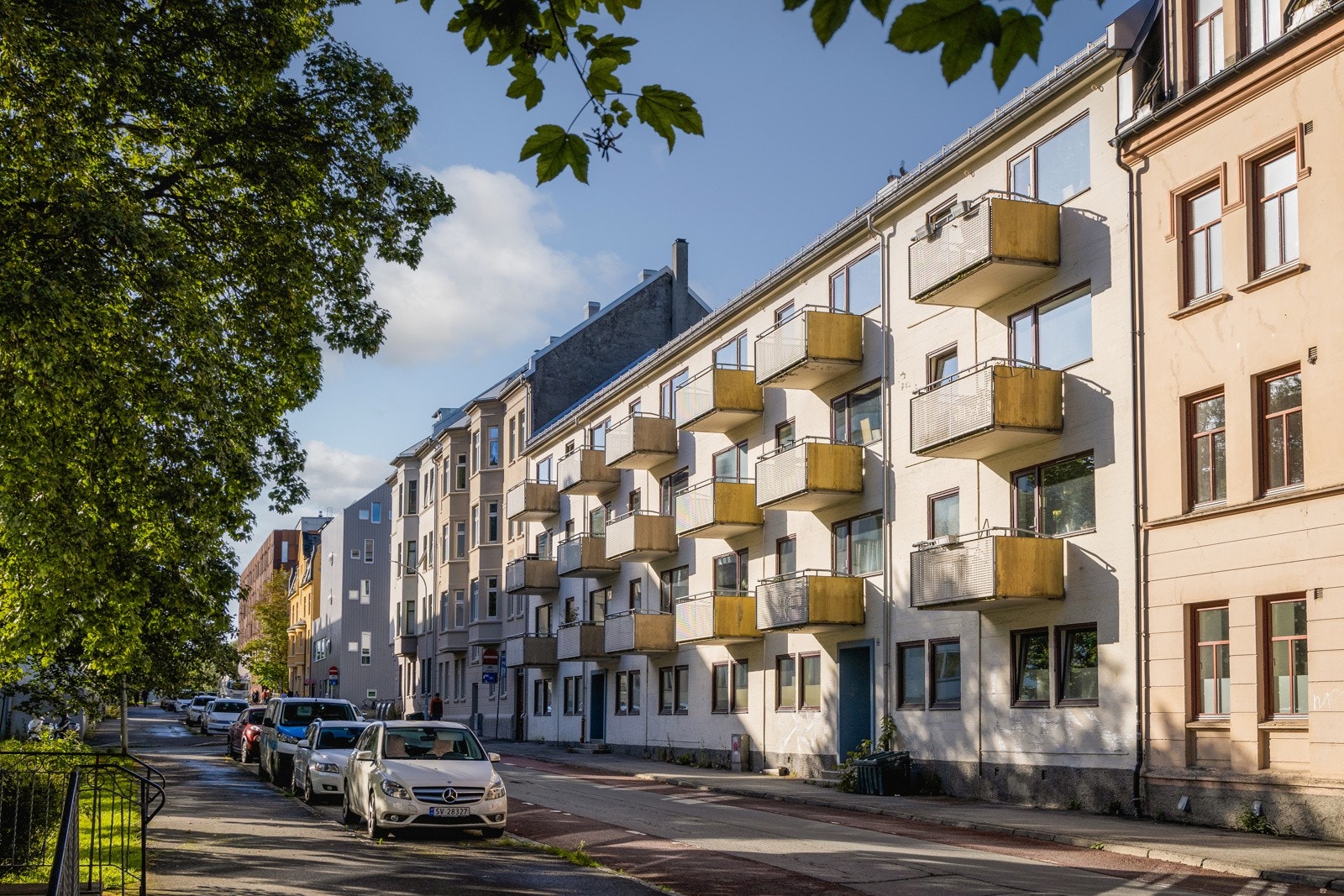 Ypperlig beliggenhet rett ved Høyskoleparken, og ved ei rolig enveiskjørt gate med begrenset trafikk. Galleribilde
