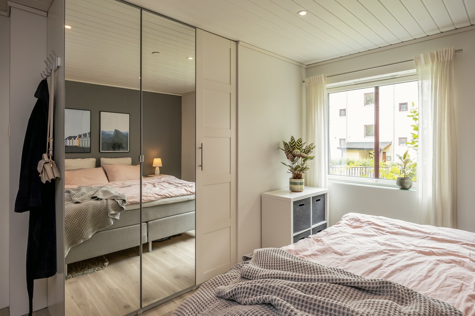 Godt med lagringsplass i garderobe som medfølger i handelen. Galleribilde