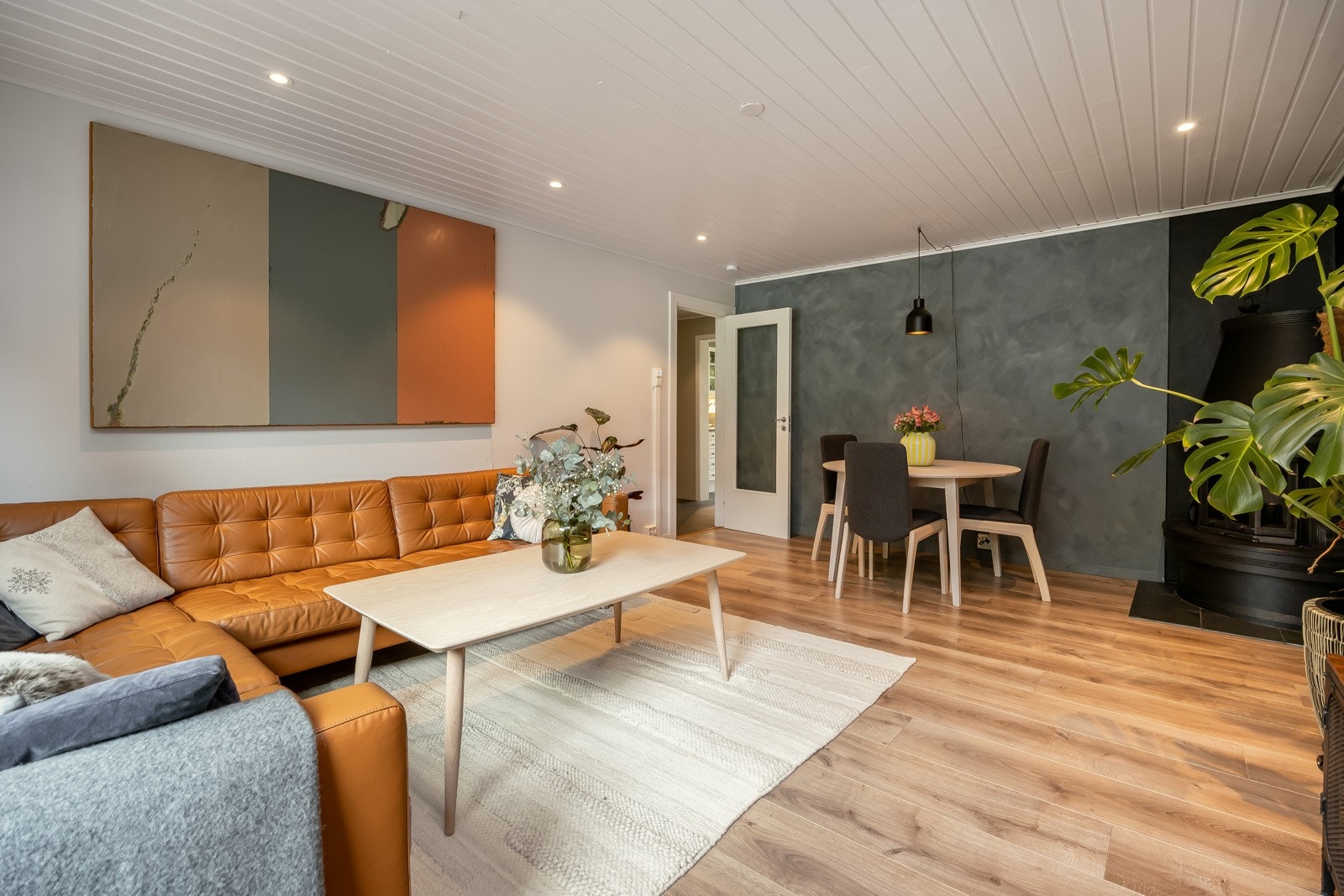 Stua er romslig og gir naturlig plass for både sofaavdeling og spisebord. Galleribilde