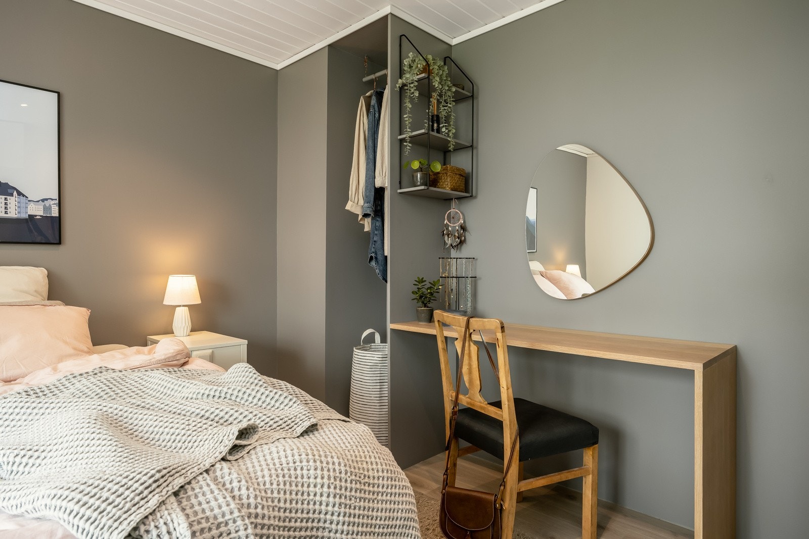 Flott stil med slette vegger og downlights i tak. Galleribilde
