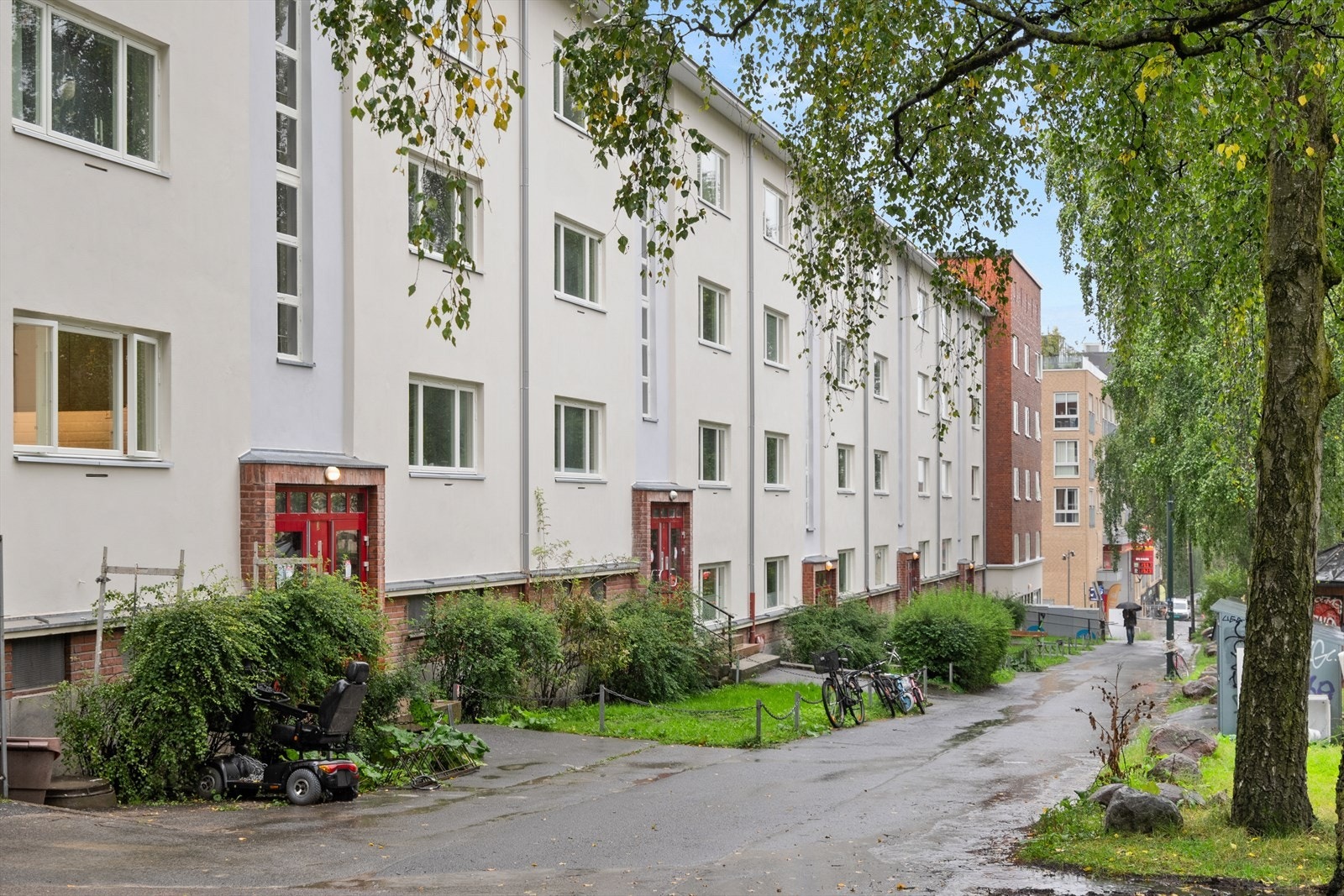 Fasade - leiligheten deler kun inngangsparti med en nabo i samme etasje. Galleribilde